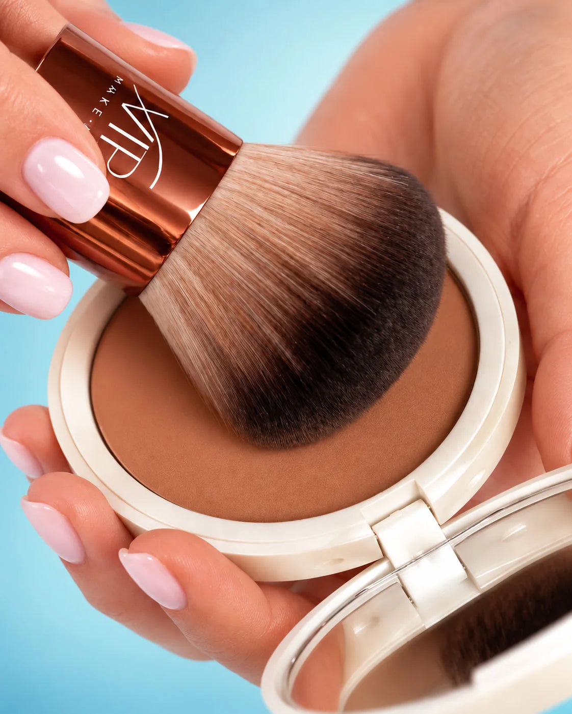 Kabuki Brush #416 Vip Make Up mentre preleva la terra abbronzante Future Bronzer SPF 50